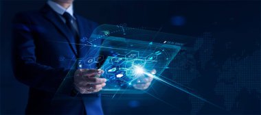 İşadamı simge ağ bağlantısı, alışveriş ve mobil ödeme online ile elinde modern sanal arayüz bankacılık tutarak 