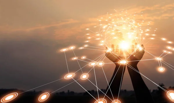Rede abstrata. Tecnologia e comunicação. Mãos segurando rede global e intercâmbios de dados em segundo plano por do sol . — Fotografia de Stock