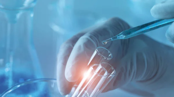 Badania genetyczne i Biotech Science Concept. Biologia ludzka i technologia farmaceutyczna na tle laboratoryjnym. — Zdjęcie stockowe