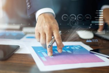 Grafik grafik büyüme iş belgesini işaret eden işadamı eli 