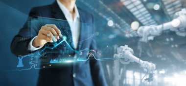  Akıllı fabrika endüstriyel ve dijital imalat operasyonunda gerçek zamanlı modern sanal arayüz verileri üzerinde otomasyon robotu silah makinesini analiz eden ve kontrol eden mühendis.. 