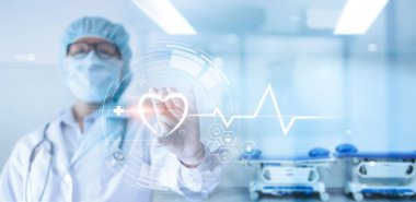 Steteskoplu kardiyolog doktor, hastane geçmişi, servis zihni, hasta ve tıbbi iş teknolojisi kavramında modern sanal ekran ağ arayüzü üzerinde el ve ikon kalp atışı ve tıbbi ağ bağlantısını elinde tutuyor..
