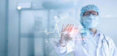 Doktor verileri analiz eder ve inceler. Dijital bir holografik plaka. Laboratuvar geçmişi olan bir hastanın beyni. 