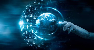Müşteriler üzerinde küresel ağ bağlantısına dokunan robotun eli