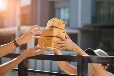 Teslimatçı, içeriden paket, ulaşım ve lojistik, teslimat hizmeti konsepti alan müşterilerin kapı ve ellerine paket kutuları gönderir..
