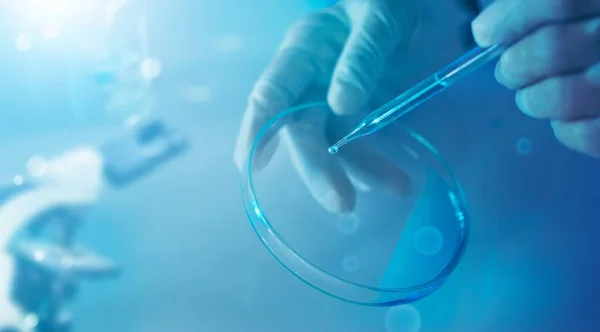 Ciencia y medicina, científico analizando y experimentando con líquido químico en laboratorio sobre cristalería, innovación y tecnología . —  Fotos de Stock