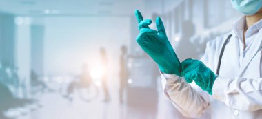Doktor hastane geçmişine koruma virüsü olarak eldiven ve maske takıyor..
