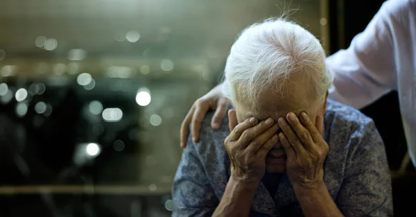 Fille Réconforte Une Femme Âgée Qui Est Une Mère Tristesse — Photo