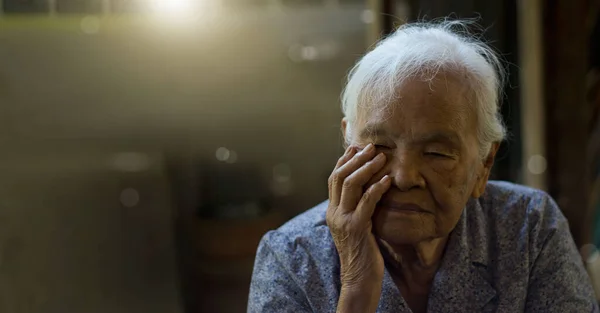Una Donna Asiatica Anziana Con Alzheimer Perdita Memoria Seduta Sola — Foto Stock