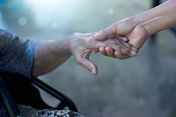 Figlia Che Tiene Mano Madre Anziana Che Alzheimer Parkinson Paziente — Foto Stock