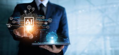 Yapay Zeka 'nın (AI) gelecek iş ve yazılım geliştirme arayüzü üzerinde çalışan ve ağ bağlantısını, IoT' yi, yenilikçi ve iş teknolojisini senkronize eden iş adamı.