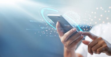Küresel ağ bağlantısı, teknoloji, yenilikçi ve iletişim konseptine sahip cep telefonu kullanan adam.