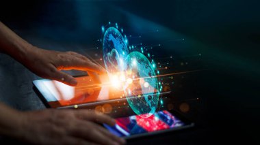 İş adamı renkli küresel ağ bağlantısında tablet ve akıllı telefon kullanıyor ve karanlık arka planda veri alışverişi yapıyor. İş ve iletişim teknolojisi.