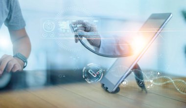 Sanal doktor konsepti, steteskoplu doktor eli tablet ekrandan çıkmış. Dijital sağlık hizmetleri ve çevrimiçi tıbbi hastane iletişim ağı, Online danışma ve terapi.