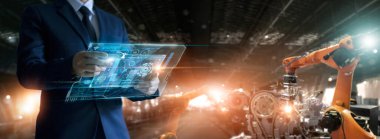 Sanal arayüzde izleme sistemi yazılımlarıyla otomotiv sanayiindeki robot silah makinelerini kontrol ve kontrol et. Dijital üretim operasyonu. Sektör 4.0
