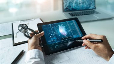 Steteskoplu kardiyolog. Tablet üzerinde modern sanal ekran ağ arayüzü üzerinde analiz ve dokunmatik tıbbi ağ bağlantısı. Tıbbi teknoloji ve sabırlı konsept
