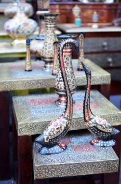 Hint lüks geleneksel dekoru pazarda satışta. Ördek, vazo, mobilya heykelcikleriyle.