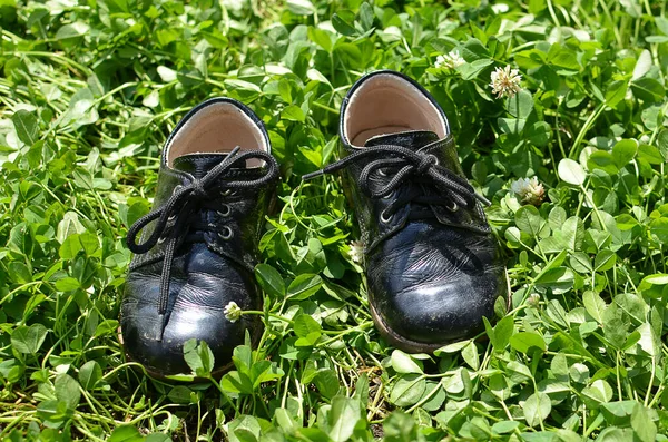 Black Kid Boots Green Grass Sunny Day Conceptual Lost Forgotten — стоковое фото