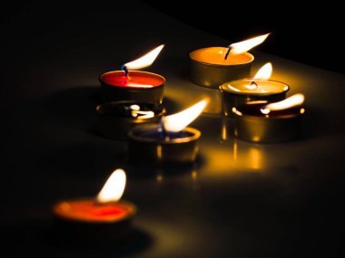 Sıcak mumlarla temsil edilen Corona virüsünden ölenlerin yasını tutma kavramı, COVID-19. Seçici Odaklanma