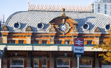Slough tren istasyonunda ikonik İngiliz Demiryolu logosu, seyahat, ulaşım, iş seyahati, İngiltere altyapısı, emlak ve turizmle ilgili kavramlar için kullanışlı bir tabela.