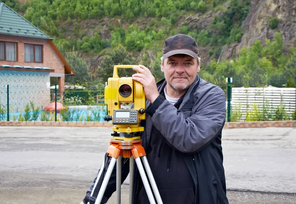 Engenheiro Agrimensor Terras Com Teodolite Sobre Fundo Rocha — Fotografia de Stock