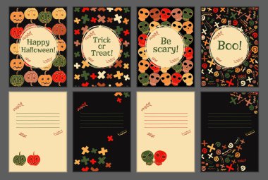 Dört farklı el yapımı Cadılar Bayramı kartı seti. Davetiye ya da tebrik kartları, içinde balkabağı valeleri, haçlar, heykeller ve soyut desenler var. Arkasında mesaj için yer var. Vektör illüstrasyonu.