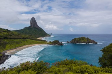 Fernando de Noronha Adası, Brezilya 'nın manzarası, deniz ve mavi gökyüzü ve çok az bulut