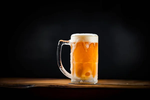 Chopp ile dolu kupa, Chopp Pilsen ile bir rustik masa üzerinde, yazmak için yer ile
