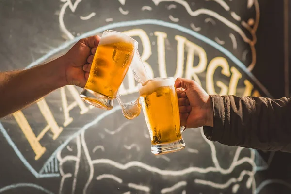 Duas Pessoas Brindando Com Canecas Cheias Chopp Com Fundo — Fotografia de Stock