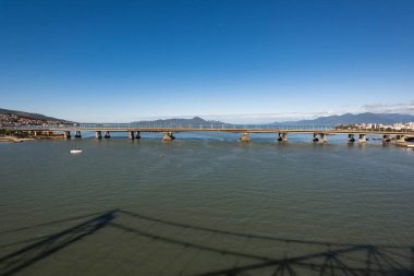 Florianopolis köprüleri, yeni ve eski köprü manzarası.