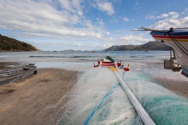 Çamurlu balıkçı tekneleri, daha fazla kayıkla denizin dibinde, Florianopolis, Brezilya.