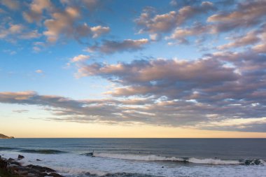 Alacakaranlık Florianopolis plajı, Taşlar Tepesi, yazmak için yeri var..