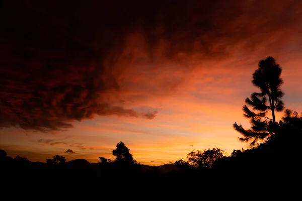 Céu Pôr Sol Com Nuvens Coloridas Infinidade Cores Gradiente Silhueta — Fotografia de Stock