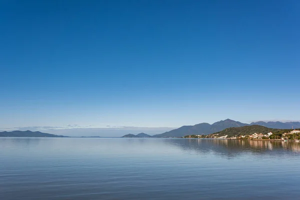 Sao Jose 'nin Brezilya' daki deniz manzarası, gün boyunca mavi deniz..