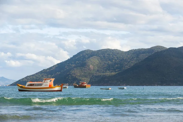 Пришвартованные Рыбацкие Лодки Дне Моря Большим Количеством Лодок Флорианополис Бразилия — стоковое фото
