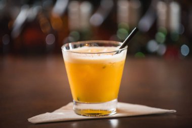 Tahta bir masada kirazla süslenmiş çarkıfelek meyvesi.