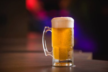 Chopp 'la dolu bir bardak, Chopp Pilsen kırsal bir masada.