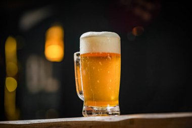 Chopp 'la dolu bir bardak, Chopp Pilsen kırsal bir masada.
