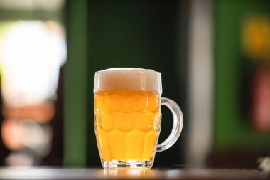 Chopp 'la dolu bir bardak, Chopp Pilsen kırsal bir masada.
