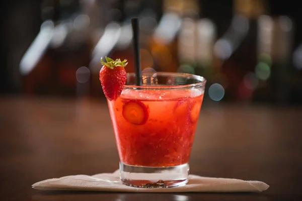 Caipirinha Fresa Decorado Con Cereza Sobre Una Mesa Madera — Foto de Stock