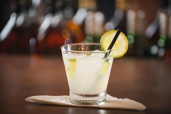 Caipirinha Limón Decorado Con Cereza Sobre Una Mesa Madera — Foto de Stock