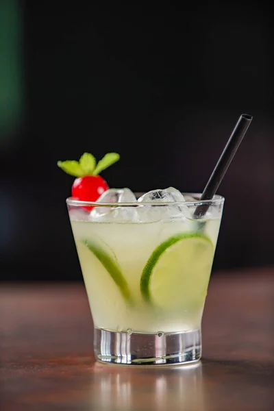 Caipirinha Limón Decorado Con Cereza Sobre Una Mesa Madera — Foto de Stock