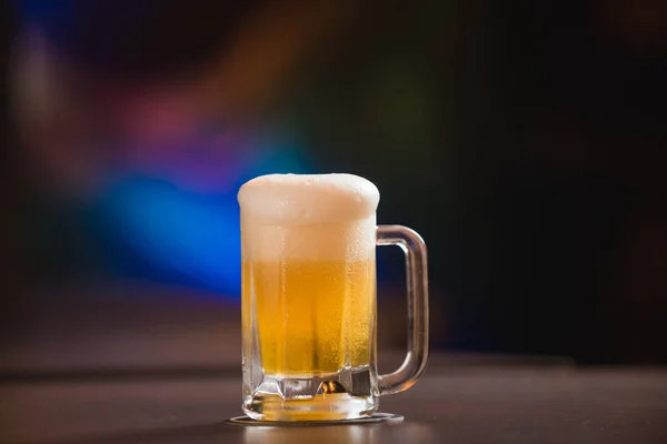 Becher Voller Chopp Mit Chopp Pilsen Auf Rustikalem Tisch — Stockfoto