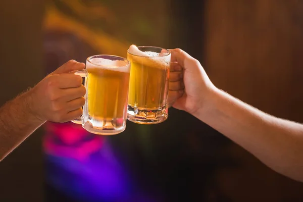 Duas Pessoas Brindando Com Canecas Cheias Chopp — Fotografia de Stock