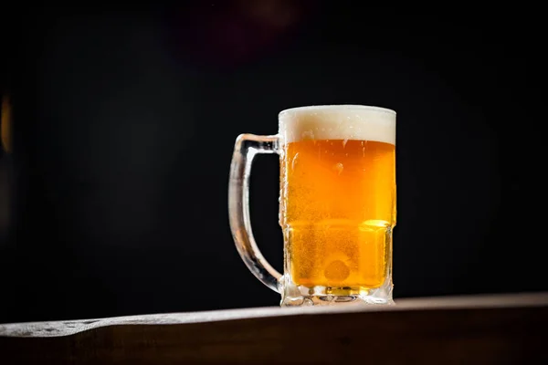 Chopp 'la dolu bir bardak, Chopp Pilsen kırsal bir masada.