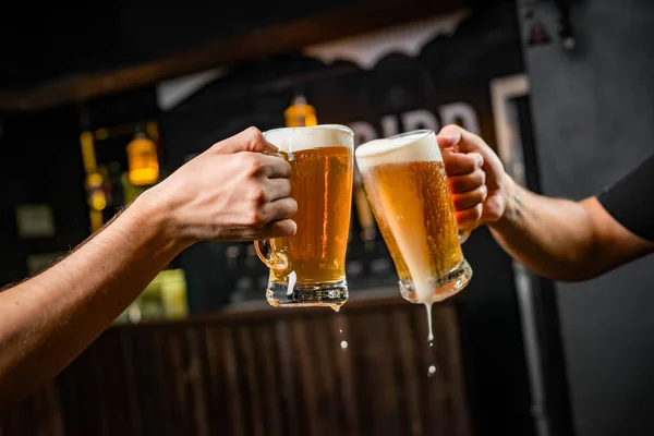 Duas Pessoas Brindando Com Canecas Cheias Chopp — Fotografia de Stock