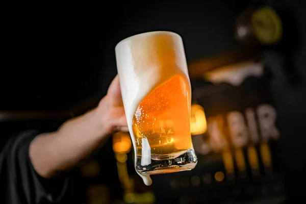 Chopp 'la dolu bir bardak, Chopp Pilsen kırsal bir masada.