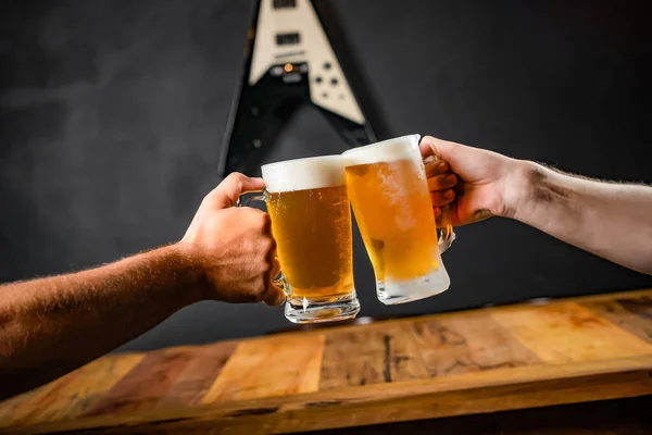 Duas Pessoas Brindando Com Canecas Cheias Chopp — Fotografia de Stock