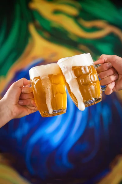 Duas Pessoas Brindam Com Canecas Cheias Cerveja Com Fundo Estilizado — Fotografia de Stock