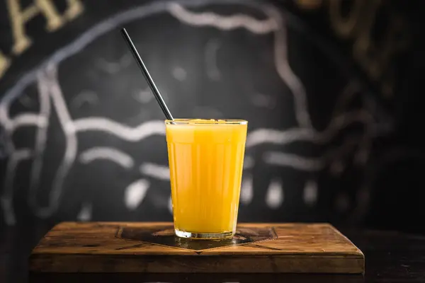 Zumo Naranja Vaso Cristal Con Paja Negra Sobre Mesa Rústica — Foto de Stock